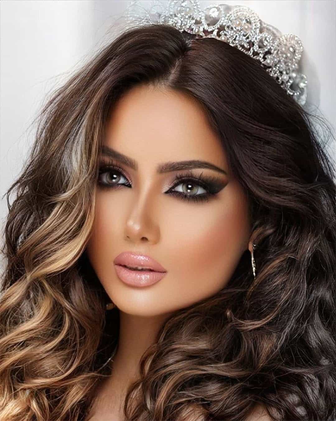 مشاعل الغنام بإطلالة مكياج ناعمة واحترافية في الرياض