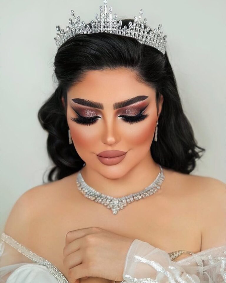 ✨ فن المكياج: بين الإبداع والهوية فن المكياج