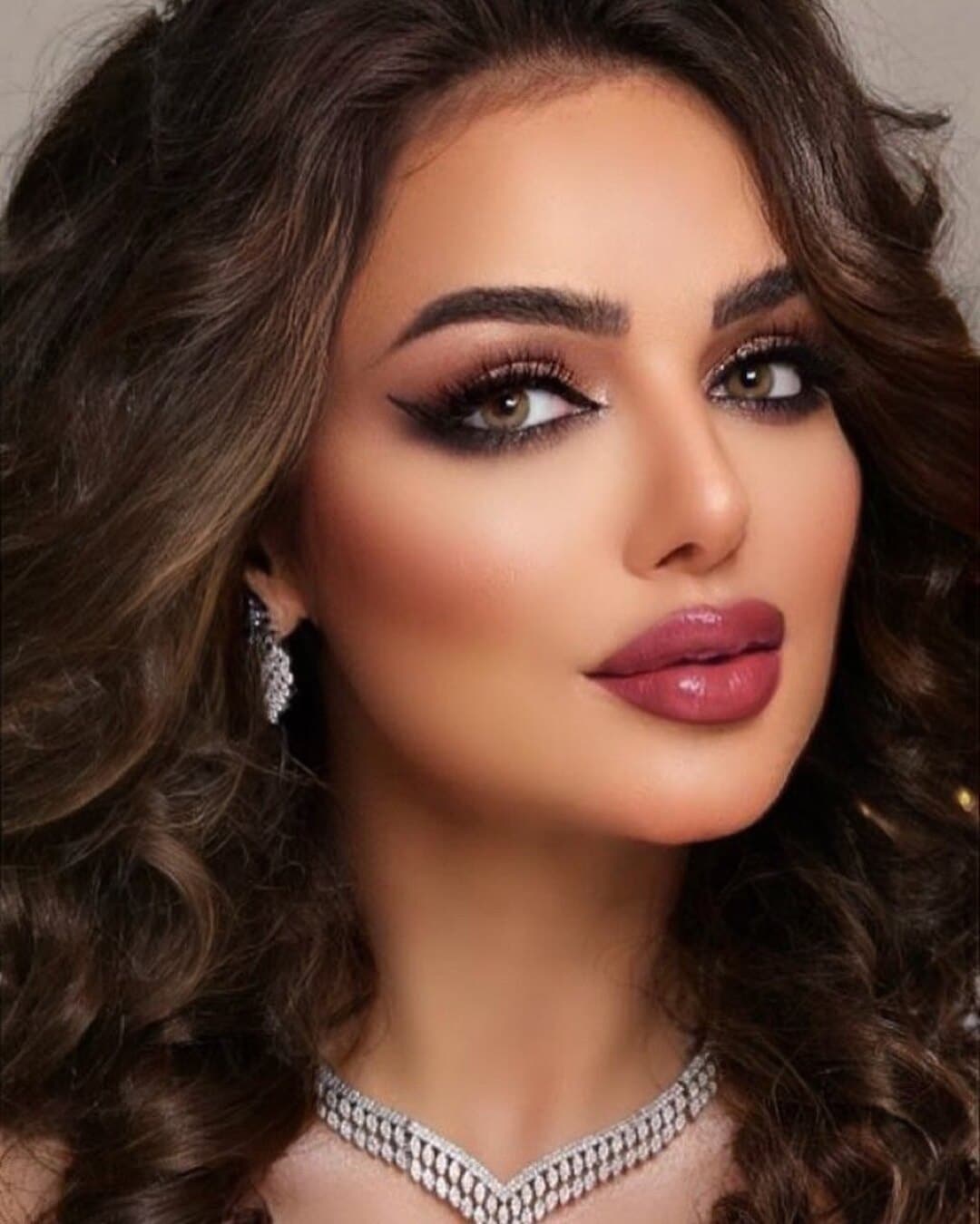 مكياج عرائس احترافي بألوان عصرية من تنفيذ مها الغنام