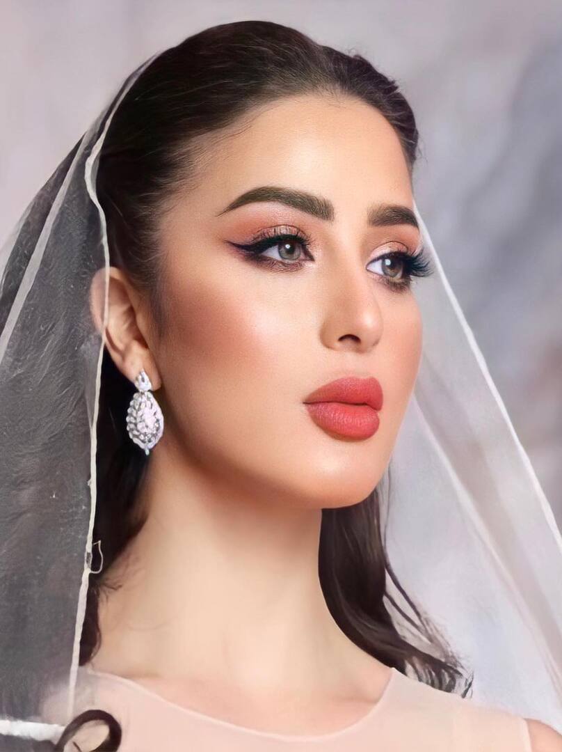 صالونات العليا: دليلك الشامل لإطلالة استثنائية مع الميكب ارتست مها الغنام مكياج سهرات فخم يضاهي صالونات العليا بأنامل مها الغنام
